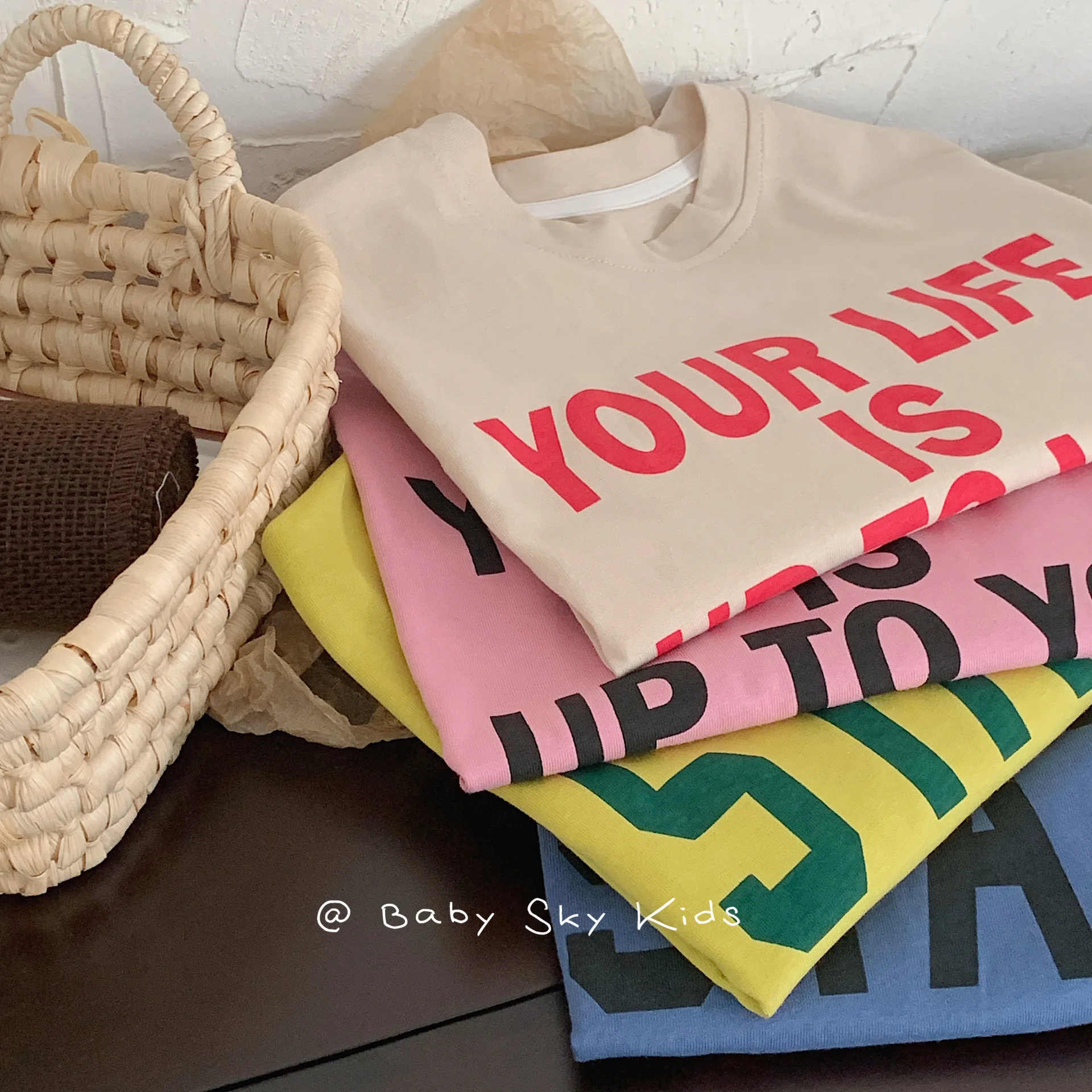 Dječja majica 2023, proljeće-jesen, Novo, za dječake i djevojčice, Korejski stil, Boja moda majica s буквенным po cijeloj površini, jednostavan vrh