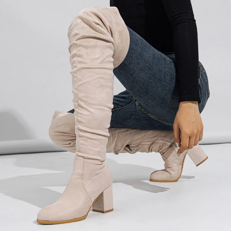 Novi parhet nabrane čizme na visoku petu S okruglim vrhom, mat, na debelim petama, iznad koljena, elastična monotono lakonski ženske cipele